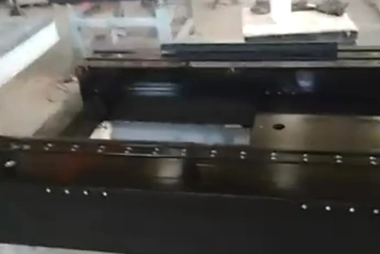 ड्रिल किए गए छेद और सम्मिलित भागों के साथ ग्रेनाइट घटक