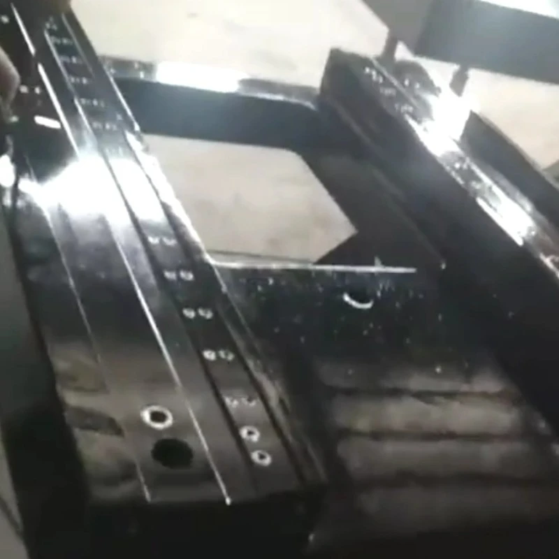 ग्रेनाइट घटकों को संसाधित किया गया है और वर्तमान में निरीक्षण के अधीन हैं
